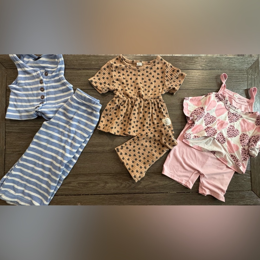 EUC girls size 4, 2 pieces, 3sets outfits.